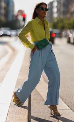 Montar um look pautado na dupla verde e amarelo não só é possível, como bastante estiloso. Para fugir do óbvio aposte em prints que mesclam as duas cores.