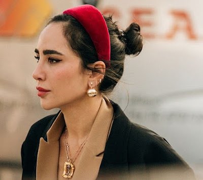 Entrando na moda da volta da estética dos anos 90, o acessório que mais vem ganhando espaço nos looks  fashionistas é a tiara. Ela é super versátil, pode ser usada tanto para looks casuais, como para ocasiões especiais.