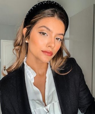 Entrando na moda da volta da estética dos anos 90, o acessório que mais vem ganhando espaço nos looks  fashionistas é a tiara. Ela é super versátil, pode ser usada tanto para looks casuais, como para ocasiões especiais.