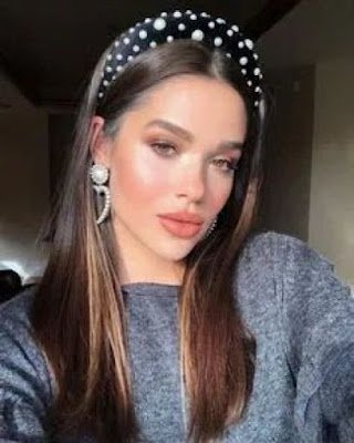 Entrando na moda da volta da estética dos anos 90, o acessório que mais vem ganhando espaço nos looks  fashionistas é a tiara. Ela é super versátil, pode ser usada tanto para looks casuais, como para ocasiões especiais.