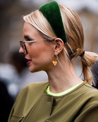 Entrando na moda da volta da estética dos anos 90, o acessório que mais vem ganhando espaço nos looks  fashionistas é a tiara. Ela é super versátil, pode ser usada tanto para looks casuais, como para ocasiões especiais.