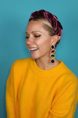 Entrando na moda da volta da estética dos anos 90, o acessório que mais vem ganhando espaço nos looks  fashionistas é a tiara. Ela é super versátil, pode ser usada tanto para looks casuais, como para ocasiões especiais.