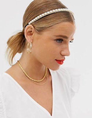 Entrando na moda da volta da estética dos anos 90, o acessório que mais vem ganhando espaço nos looks  fashionistas é a tiara. Ela é super versátil, pode ser usada tanto para looks casuais, como para ocasiões especiais.