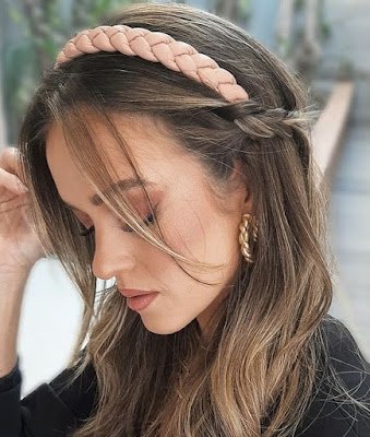 Entrando na moda da volta da estética dos anos 90, o acessório que mais vem ganhando espaço nos looks  fashionistas é a tiara. Ela é super versátil, pode ser usada tanto para looks casuais, como para ocasiões especiais.