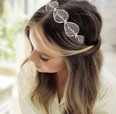 Entrando na moda da volta da estética dos anos 90, o acessório que mais vem ganhando espaço nos looks  fashionistas é a tiara. Ela é super versátil, pode ser usada tanto para looks casuais, como para ocasiões especiais.