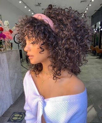 Entrando na moda da volta da estética dos anos 90, o acessório que mais vem ganhando espaço nos looks  fashionistas é a tiara. Ela é super versátil, pode ser usada tanto para looks casuais, como para ocasiões especiais.