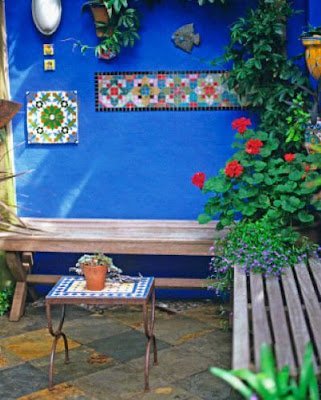 Ter um muro decorado é uma ótima forma para suavizar o campo visual do quintal e deixar o ambiente externo mais aconchegante.