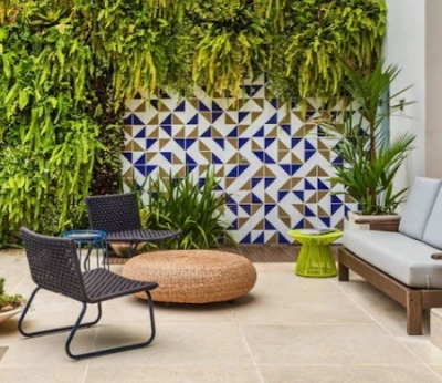 Ter um muro decorado é uma ótima forma para suavizar o campo visual do quintal e deixar o ambiente externo mais aconchegante.