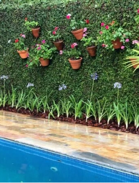 Ter um muro decorado é uma ótima forma para suavizar o campo visual do quintal e deixar o ambiente externo mais aconchegante.