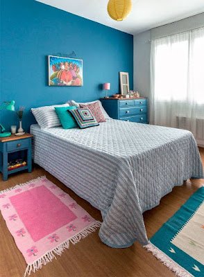 Tons de vermelho na decoração A cor vermelha pode ser usada quando existe a necessidade de estimular algumas sensações e incentivar ações. Isso porque ela altera positivamente os ânimos das pessoas, impulsionando a atenção aos elementos em destaque.