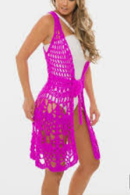 Barbiecore é uma tendência alegre e rosa-choque que declara sobre os ânimos do mundo pós-pandemia. Ao mesmo tempo, essa declaração de moda não aceita velhos padrões de beleza e desafia os estereótipos femininos.