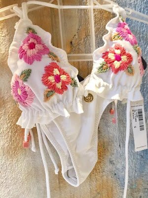 Barbiecore é uma tendência alegre e rosa-choque que declara sobre os ânimos do mundo pós-pandemia. Ao mesmo tempo, essa declaração de moda não aceita velhos padrões de beleza e desafia os estereótipos femininos.