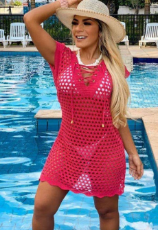 Barbiecore é uma tendência alegre e rosa-choque que declara sobre os ânimos do mundo pós-pandemia. Ao mesmo tempo, essa declaração de moda não aceita velhos padrões de beleza e desafia os estereótipos femininos.