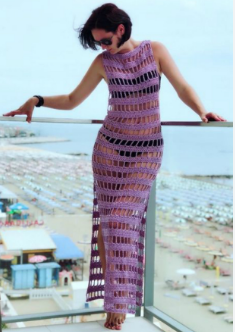 Barbiecore é uma tendência alegre e rosa-choque que declara sobre os ânimos do mundo pós-pandemia. Ao mesmo tempo, essa declaração de moda não aceita velhos padrões de beleza e desafia os estereótipos femininos.