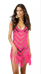 Barbiecore é uma tendência alegre e rosa-choque que declara sobre os ânimos do mundo pós-pandemia. Ao mesmo tempo, essa declaração de moda não aceita velhos padrões de beleza e desafia os estereótipos femininos.