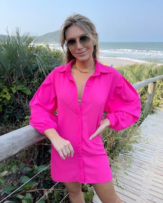 Barbiecore é uma tendência alegre e rosa-choque que declara sobre os ânimos do mundo pós-pandemia. Ao mesmo tempo, essa declaração de moda não aceita velhos padrões de beleza e desafia os estereótipos femininos.