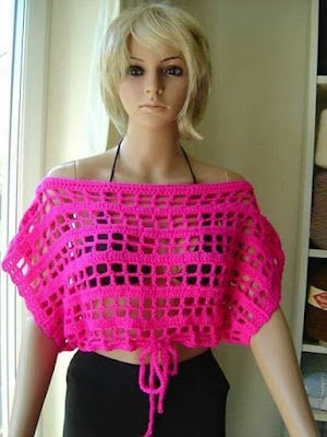 Barbiecore é uma tendência alegre e rosa-choque que declara sobre os ânimos do mundo pós-pandemia. Ao mesmo tempo, essa declaração de moda não aceita velhos padrões de beleza e desafia os estereótipos femininos.