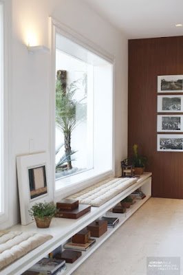 O espaço embaixo das janelas é uma área da casa, que geralmente, não damos muita importância, porém esse espaço pode ser muito bem aproveitado.