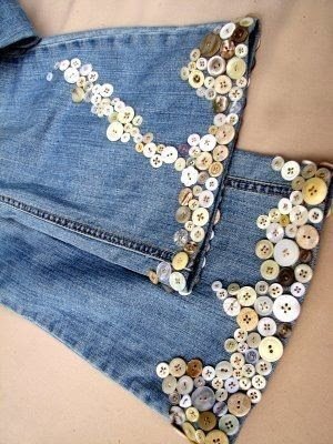 ideias de customização, que nada mais é do que uma reciclagem de roupas. Ou seja, adaptar ou adequar uma peça de acordo com o gosto ou a necessidade.