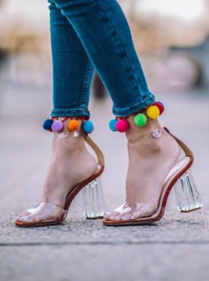 ideias de customização, que nada mais é do que uma reciclagem de roupas. Ou seja, adaptar ou adequar uma peça de acordo com o gosto ou a necessidade.