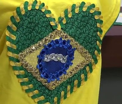 Você pode bordar, colar, costurar e até pintar renovando uma peça de roupa básica e deixando-a no estilo verde amarelo. Também é possível utilizar miçangas, retalhos, botões, lantejoulas e pedrarias.