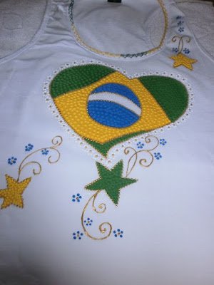 Você pode bordar, colar, costurar e até pintar renovando uma peça de roupa básica e deixando-a no estilo verde amarelo. Também é possível utilizar miçangas, retalhos, botões, lantejoulas e pedrarias.