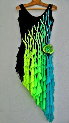 Você pode bordar, colar, costurar e até pintar renovando uma peça de roupa básica e deixando-a no estilo verde amarelo. Também é possível utilizar miçangas, retalhos, botões, lantejoulas e pedrarias.