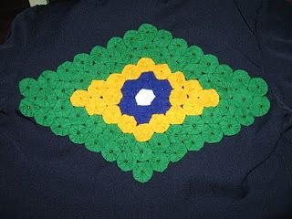 Você pode bordar, colar, costurar e até pintar renovando uma peça de roupa básica e deixando-a no estilo verde amarelo. Também é possível utilizar miçangas, retalhos, botões, lantejoulas e pedrarias.