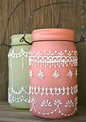 Todo e qualquer tipo de vidro de conserva pode ser utilizado na decoração, na organização e armazenamento.  Muitas vezes só o que precisamos fazer é colocar uma simples etiqueta em um dos vidros e pronto, já estamos contribuindo com a organização utilizando o material reciclado.