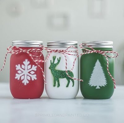 Todo e qualquer tipo de vidro de conserva pode ser utilizado na decoração, na organização e armazenamento.  Muitas vezes só o que precisamos fazer é colocar uma simples etiqueta em um dos vidros e pronto, já estamos contribuindo com a organização utilizando o material reciclado.