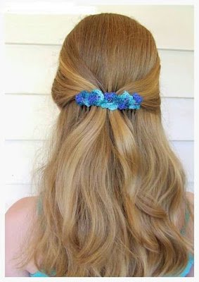 Esses acessórios faziam a cabeça das jovens nos anos 2000 e é a aposta da geração Z no Tik Tok. Eles conferem mais personalidade ao visual de beleza dando mais estilo e charme aos seus penteados.