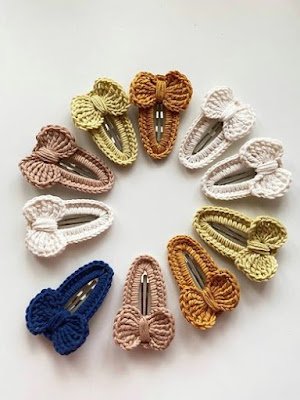 Esses acessórios faziam a cabeça das jovens nos anos 2000 e é a aposta da geração Z no Tik Tok. Eles conferem mais personalidade ao visual de beleza dando mais estilo e charme aos seus penteados.