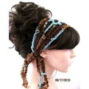 Esses acessórios faziam a cabeça das jovens nos anos 2000 e é a aposta da geração Z no Tik Tok. Eles conferem mais personalidade ao visual de beleza dando mais estilo e charme aos seus penteados.