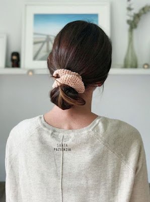 Esses acessórios faziam a cabeça das jovens nos anos 2000 e é a aposta da geração Z no Tik Tok. Eles conferem mais personalidade ao visual de beleza dando mais estilo e charme aos seus penteados.