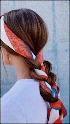 Lenços são acessórios muito estilosos e multiuso e você pode usá-los  na bolsa, no pulso, no tornozelo, como cinto e muito mais.