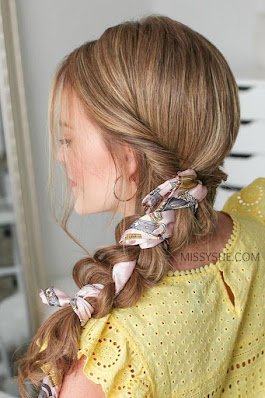 Lenços são acessórios muito estilosos e multiuso e você pode usá-los  na bolsa, no pulso, no tornozelo, como cinto e muito mais.