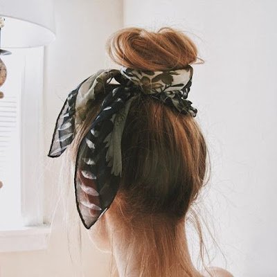 Lenços são acessórios muito estilosos e multiuso e você pode usá-los  na bolsa, no pulso, no tornozelo, como cinto e muito mais.