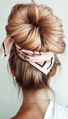 Lenços são acessórios muito estilosos e multiuso e você pode usá-los  na bolsa, no pulso, no tornozelo, como cinto e muito mais.