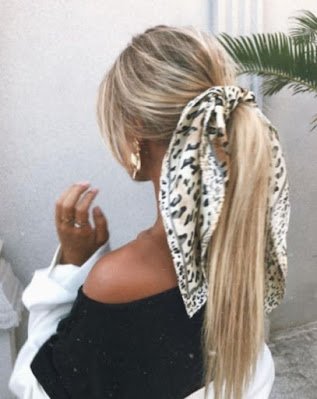 Lenços são acessórios muito estilosos e multiuso e você pode usá-los  na bolsa, no pulso, no tornozelo, como cinto e muito mais.