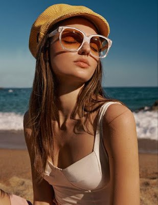 Ficar estilosa na praia pode ser muito mais simples do que você pensa.   Você não precisa sair por aí você se descabelando e procurando qual é a tendência do momento, pois a maioria das peças que imprime estilo na praia são peças que você já tem no seu guarda-roupas.