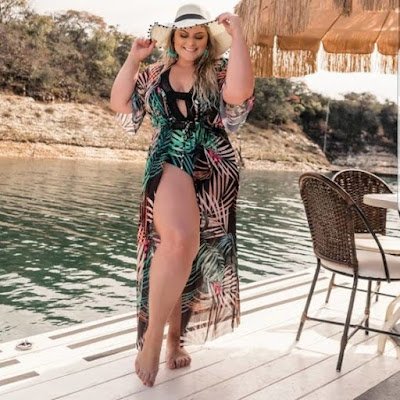 Ficar estilosa na praia pode ser muito mais simples do que você pensa.   Você não precisa sair por aí você se descabelando e procurando qual é a tendência do momento, pois a maioria das peças que imprime estilo na praia são peças que você já tem no seu guarda-roupas.