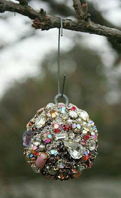 Nada mais legal que enfeitar a casa, com as próprias mãos, para esta data tão especial. Se você sempre gosta de inovar nos enfeites natalinos esse post foi feito para você.