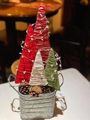 Nada mais legal que enfeitar a casa, com as próprias mãos, para esta data tão especial. Se você sempre gosta de inovar nos enfeites natalinos esse post foi feito para você.