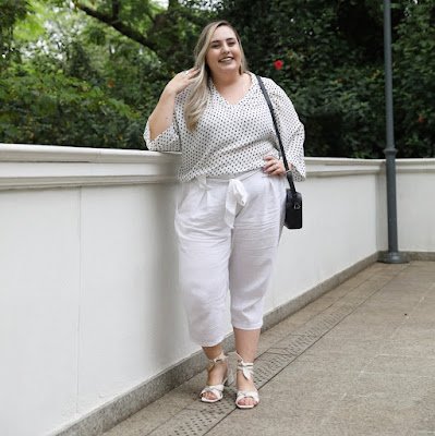 Looks brancos trazem leveza ao visual além de ser chique na medida certa. Os looks all white são uma aposta certeira para enfrentar os dias quentes no trabalho, no almoço com as amigas e até mesmo no happy hour.