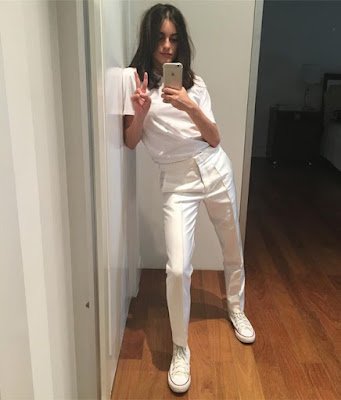 Looks brancos trazem leveza ao visual além de ser chique na medida certa. Os looks all white são uma aposta certeira para enfrentar os dias quentes no trabalho, no almoço com as amigas e até mesmo no happy hour.