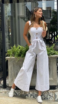 Looks brancos trazem leveza ao visual além de ser chique na medida certa. Os looks all white são uma aposta certeira para enfrentar os dias quentes no trabalho, no almoço com as amigas e até mesmo no happy hour.