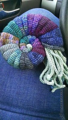 uma ideia muito linda para quem gosta de praia e dos elementos encontrados no mar - lindas conchas e caracóis feitas em crochê.