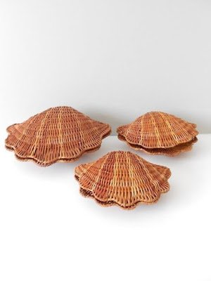 uma ideia muito linda para quem gosta de praia e dos elementos encontrados no mar - lindas conchas e caracóis feitas em crochê.