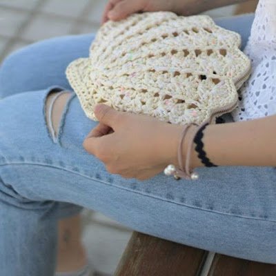 uma ideia muito linda para quem gosta de praia e dos elementos encontrados no mar - lindas conchas e caracóis feitas em crochê.