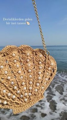 uma ideia muito linda para quem gosta de praia e dos elementos encontrados no mar - lindas conchas e caracóis feitas em crochê.